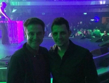 Στα μπουζούκια ο Ρικ Πιτίνο: Ο προπονητής του Παναθηναϊκού επισκέφθηκε νυχτερινό κέντρο